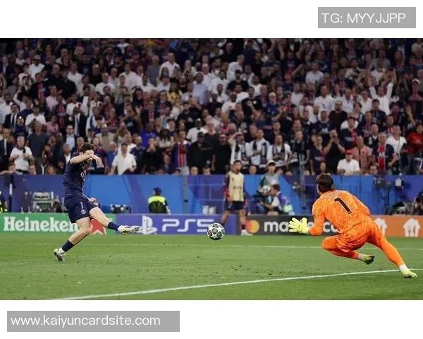 恩里克首次见证连续扑出四个点球巴黎喜获新奖杯庆祝时刻